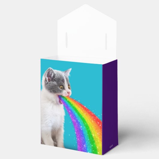 Keuten spuugt regenboog op bedankdoosjes (Geopend)