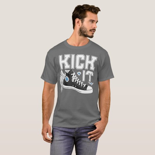Kick it Sneaker Class Typography T-Shirt (Voorkant volledig)