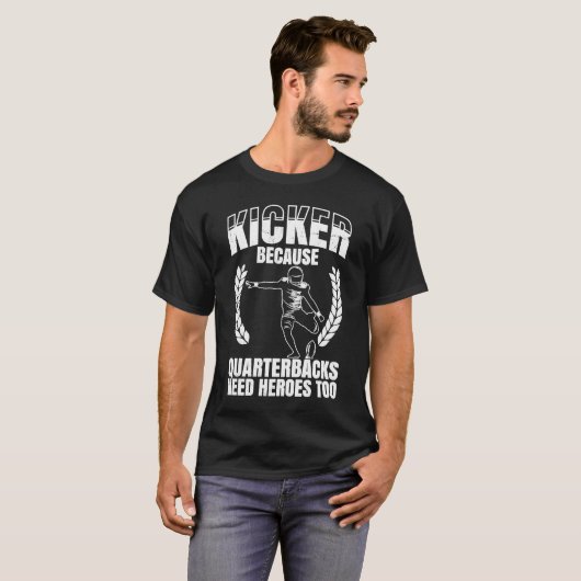 Kicker omdat Quaterbacks helden nodig hebben naar  T-shirt (Voorkant volledig)