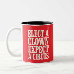 Kies een clown, verwacht een circus anti-Trump pol Tweekleurige Koffiemok