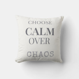 Kies kalmte boven chaos Minimalistische typografie Kussen