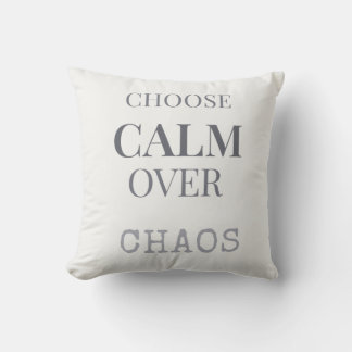 Kies kalmte boven chaos Minimalistische typografie Kussen
