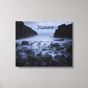 Kiezels en stenen langs het oceaanstrand Canvas Afdruk