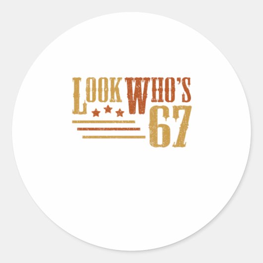 Kijk eens aan wiens 67 jaar oude grappige 67e Birt Ronde Sticker (Voorkant)