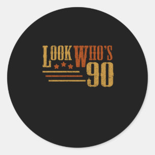 Kijk eens aan wiens 90 jaar oude grappige 90th Bir Ronde Sticker