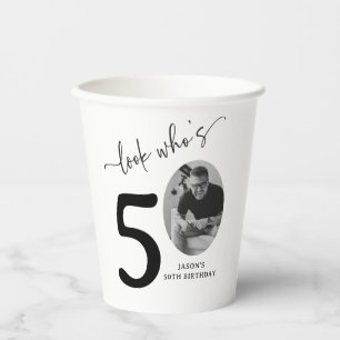 Kijk eens wie 50 is! Moderne foto 50e verjaardag Papieren Bekers
