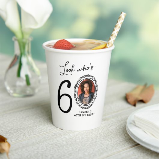 Kijk eens wie 60 is! Foto 60e verjaardag Papieren Bekers (Insitu)