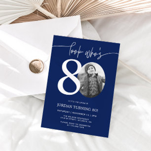Kijk eens wie 80 is Navy 80th Birthday Uitnodige Kaart