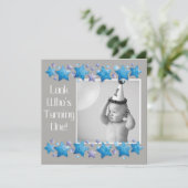 Kijk eens wie er 1 draait, eerste uitnodiging op z (Staand voorkant)