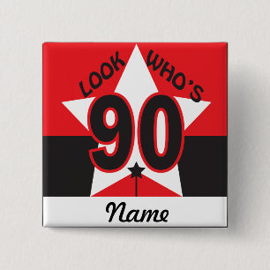 Kijk eens wie er 90 is    90e verjaardag vierkante button 5,1 cm