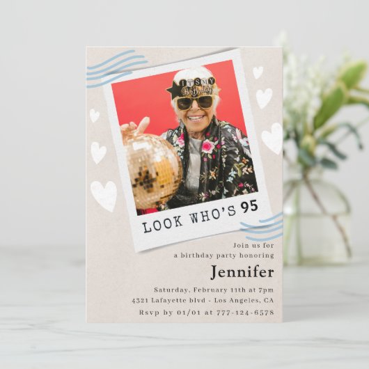 Kijk eens wie er 95ste verjaardag uitnodigingen kr (Staand voorkant)