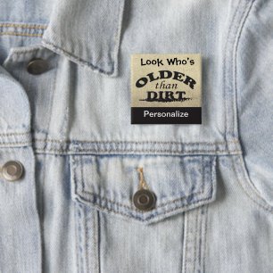 Kijk eens wie ouder is dan Dirt Birthday Vierkante Button 5,1 Cm