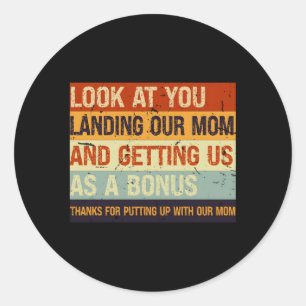 Kijk hoe je onze moeder landt en ons als een jonge ronde sticker