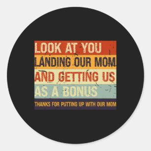 Kijk hoe je onze moeder landt en ons als een jonge ronde sticker