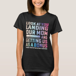 Kijk naar jou die onze moeder binnenhaalt en ons a t-shirt