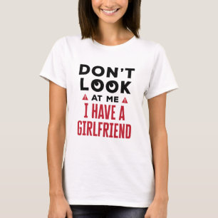 Kijk niet naar me. Ik heb een Vriendin grappige BF T-shirt