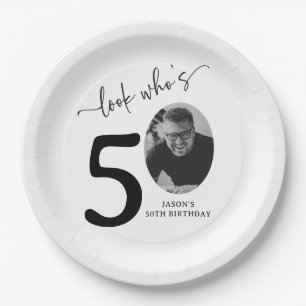 Kijk wie 50 is! Modern Foto 50ste verjaardag Papieren Bordje