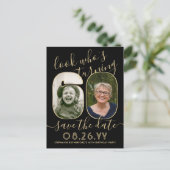 Kijk wie 60 verjaardagsfeestje bewaart de datum 2  aankondigingskaart (Staand voorkant)