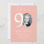 Kijk wie 90 is | Roze 90e verjaardagsuitnodiging Kaart (Voorkant)