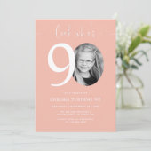 Kijk wie 90 is | Roze 90e verjaardagsuitnodiging Kaart (Staand voorkant)