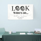 Kijk wie er 50, 50ste keer wordt uitgenodigd met f spandoek (Beurs)