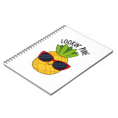 Kijkend naar pijnboom Fun ananas woordspeling  Notitieboek (Linkerzijde)