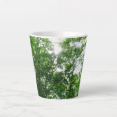Kijkend omhoog naar de Bomen van de Zomer Latte Mok (Voorkant)