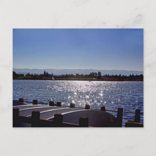 Kijkend Shoreline Lake voor zonsondergang, briefka Briefkaart