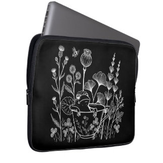 Kikker in een Theekopje – Botanische Illustratie Laptop Sleeve