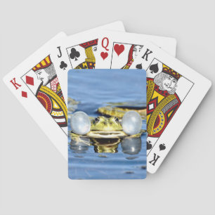Kikker in water met luchtgas pokerkaarten