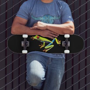 Kikker met rode, verven bomen skateboard