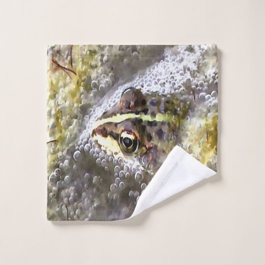 Kikker ondergedompeld in waterbellen en roofbaars bad handdoek (Wasdoekje)