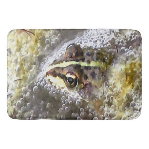 Kikker ondergedompeld in waterbellen en roofbaars badmat