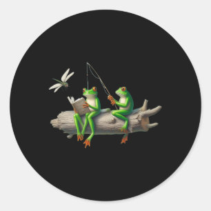 Kikkervisje met vier poten op een blok hout die ee ronde sticker