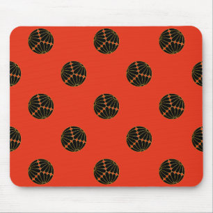 Kiku Chrysanthemum Mon Black Faux Gold op rood. Muismat