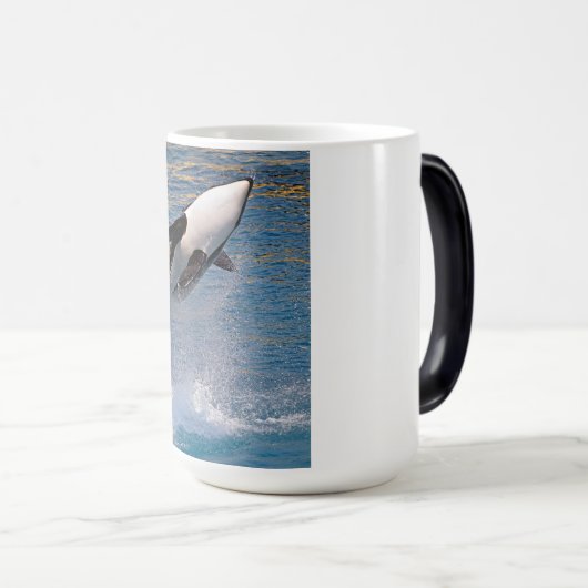 Killer walvis springt uit het water magische mok (Voorkant rechts)