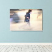 Kind dat ontsnapt aan het Spider Beaubourg-Canvas Canvas Afdruk (Insitu (Houten vloer))