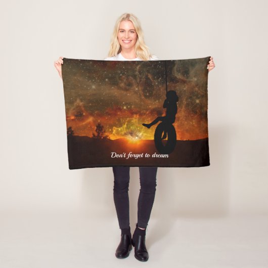 Kind in Tyre Swing Fleece Baby Deken (In situ)