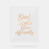 Kind Souls Glow Differently: Rose Gold Motivationa Acryl Bord (Voorkant)