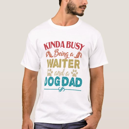 Kinda Busy is een ober en een hond-pap  T-shirt (Voorkant)