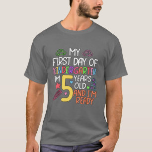 Kinder 5 jaar oude student terug naar school eerst t-shirt