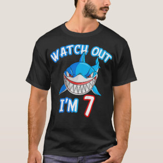 Kinder 7-jarige jongen kijkt uit op SHIRT van haai