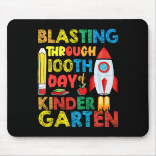 Kinder blasting door 100e dag van kleuterschool bo muismat