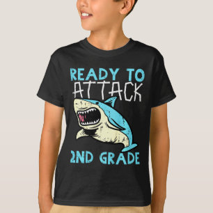 Kinder haai die klaar is om de tweede klasse aan t t-shirt