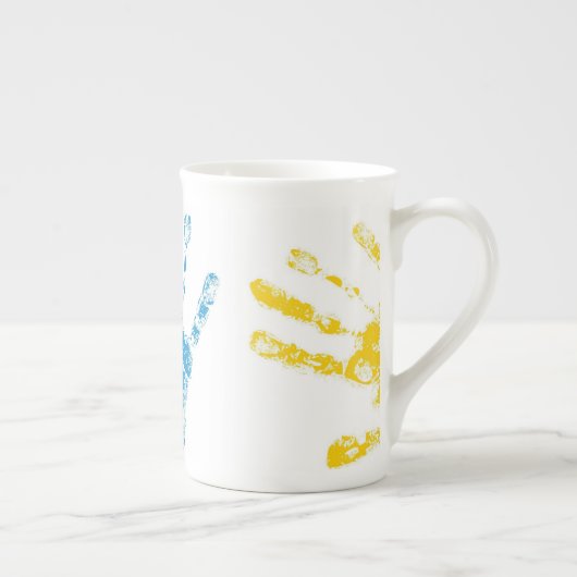 Kinder handafdrukken in verf porselein kop (Rechts)