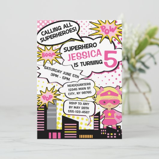Kinder superheld Birthday Party Invite Girl Hero Kaart (Staand voorkant)