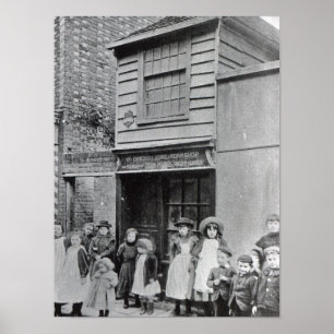 Kinderen buiten de werkplaats van John Pounds Poster