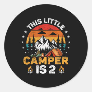 Kinderen Deze kleine camper is 2 jaar oud kamperen Ronde Sticker