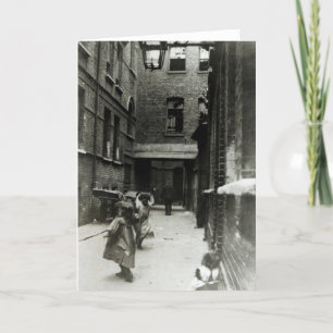 Kinderen die in een krottenwijk, 1899 spelen kaart