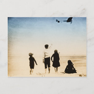Kinderen die op het strand naar het vliegtuig kijk briefkaart